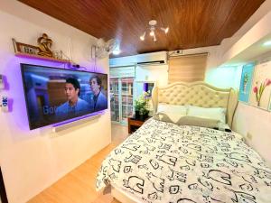 a bedroom with a bed and a tv on a wall at The White Haven In Clark ENTIRE HOUSE in Angeles