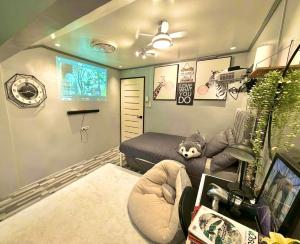 a room with a bed and a tv in it at Gray Room The White Haven In Clark in Angeles