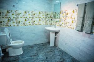 a bathroom with a toilet and a sink at Guru Guest House in Trincomalee +16 photos