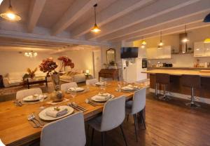 a dining table and chairs in a living room at Maison bonheur -Parking- piscine -espace de jeux- avec 6 suites avec SDB in Bourg-en-Bresse