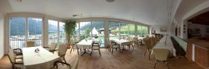 Reštaurácia alebo iné gastronomické zariadenie v ubytovaní Hotel Habicht