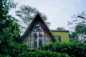a small house with a gambrel roof at Nagalakanda Eco Lodge in Millewa +6 photos
