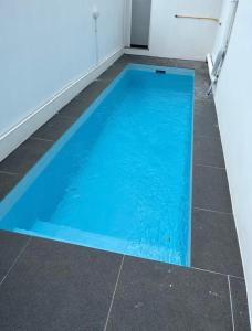 a blue swimming pool on the floor of a room at Cozy Corner 1 in Flic-en-Flac