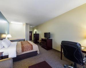 a hotel room with a bed and a tv at Quality Inn Ingleside - Corpus Christi in Ingleside +14 photos