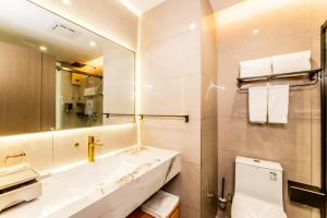 a bathroom with a sink and a mirror at Beijing Daxing Apartment in Ban Doung
