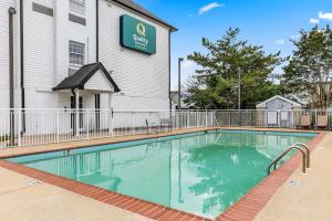 a swimming pool in front of a building at Quality Inn & Suites Nashville - Bellevue in Nashville