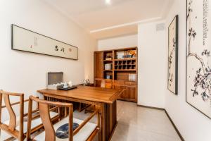 a dining room with a wooden table and chairs at Beijing Daxing Apartment in Ban Doung +9 photos