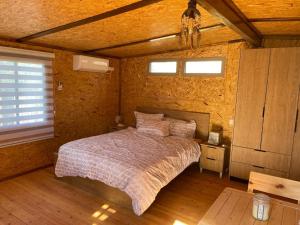 a bedroom with a large bed in a room at השקט של כליל in Clil