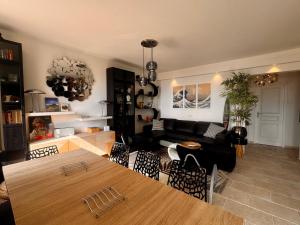 a living room with a table and a couch at Appartement Le Millie 3 chambres Hyper centre in Calvi