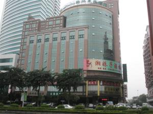 un gran edificio en una ciudad con edificios altos en GreenTree Inn Dongguan Houjie Business Hotel en Dongguan