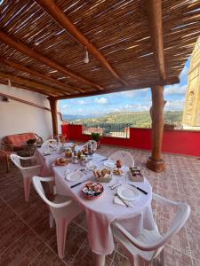ein Esszimmer mit weißen Tischen und weißen Stühlen in der Unterkunft B&B Amistade in Seùlo