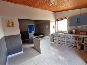 eine Küche mit einer Kochinsel in der Mitte in der Unterkunft Skippers Backpackers CC in Walvis Bay