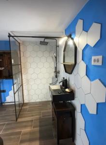 ein Badezimmer mit Waschbecken und einer blauen Wand in der Unterkunft Riverside Dome - Glamping Transalpina in Dobra + 40 Fotos