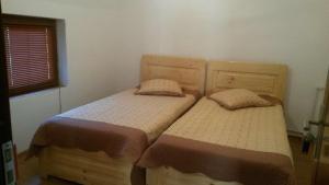 PartizaniiにあるCasa Marconeのベッド2台が隣同士に設置された部屋です。