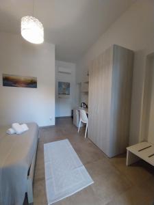 a bedroom with a bed and a desk and a table at Mivida "Le stanze di Ada" in San Teodoro