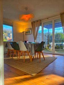 a dining room with a table and some chairs at Camembert & Crustacés in Veulettes-sur-Mer