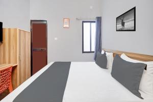 a bedroom with a large bed and a tv at Super HOTEL O ROYAL GUEST HOUSE in Rānchī