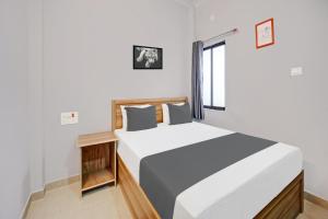 a bedroom with a large white bed and a window at Super HOTEL O ROYAL GUEST HOUSE in Rānchī +22 photos