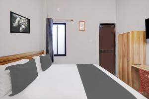 a bedroom with a large bed and a window at Super HOTEL O ROYAL GUEST HOUSE in Rānchī