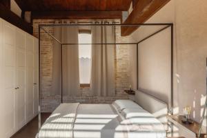 ein Schlafzimmer mit einem Bett mit Glasrahmen in der Unterkunft Dimora Le Conce - Loft di Charme in Fabriano