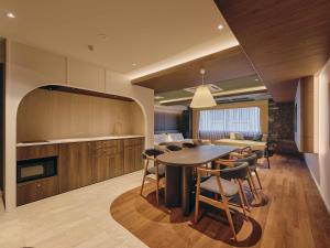 a kitchen and dining room with a table and chairs at illi Eme Tokyo-Toranomon in Tokyo