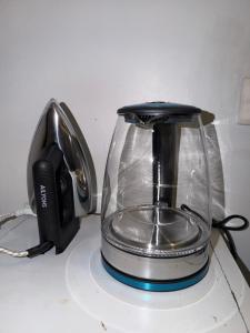 Ein Mixer steht auf einer Arbeitsplatte. in der Unterkunft Dindini in Kilindoni
