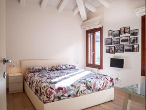 a white bedroom with a bed and a window at Venice Entry Comfort Apartment in Mestre
