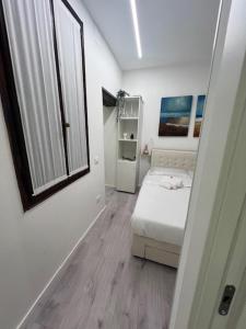 a small room with a bed and a mirror at Comfort Room in Treviso