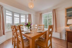 a dining room with a wooden table and chairs at 4 Bed in Pentewan oc-edghil in Pentewan +18 photos