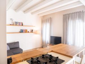 a white living room with a table and a couch at Venice Entry Comfort Apartment in Mestre