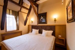 Un pat sau paturi într-o cameră la Hotel Am Ring