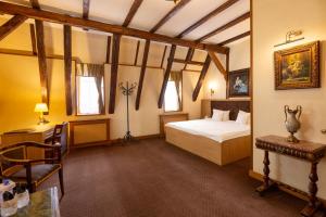 Un pat sau paturi într-o cameră la Hotel Am Ring