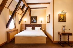 Un pat sau paturi într-o cameră la Hotel Am Ring +261 fotografii