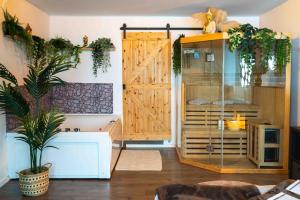 a room with a large wooden door in a room at Wellness Suite mit Whirlpool und Sauna in Ahlen