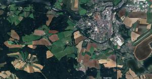 an aerial view of a park with trees and buildings at Kousek země pro tvůj stan in Cheb