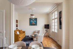 a living room with a couch and a table at Ker Marlyne - Proche du Port in Dinard