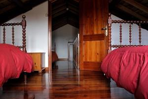 מיטה או מיטות קומותיים בחדר ב-Moradia Rústica Jardim
