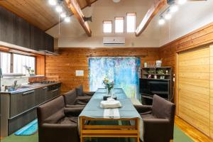 a kitchen with a table and chairs in a room at Claude Monet ヴィンテージ那須ハイランドパーク車1分 一棟貸切 定員8名BBQ 無料Wifi in Nasu