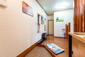 a hallway with white walls and wooden floors at Claude Monet ヴィンテージ那須ハイランドパーク車1分 一棟貸切 定員8名BBQ 無料Wifi in Nasu