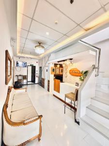 ein Wohnzimmer mit Treppe und Sofa in der Unterkunft Anton's Inn in Balanga