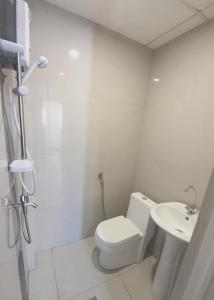 ein weißes Badezimmer mit Toilette und Waschbecken in der Unterkunft Anton's Inn in Balanga + 36 Fotos