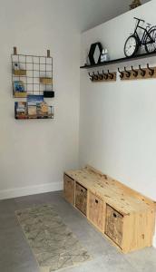 a room with a wooden box on a wall at Hang'Ares, espace unique entre Bassin et Océan in Arès