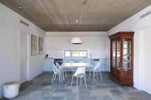 a kitchen with a table and chairs in a room at Kymo Kea in Otziás