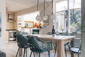 a kitchen and dining room with a table and chairs at Villa Beach & Spa in Julianadorp