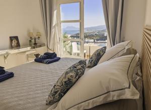 a bedroom with a bed with a large window at Blue Ark, villa vue mer avec piscine, idéale en famille face à Gibraltar in Manilva