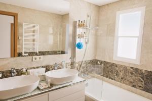 a bathroom with a sink and a shower at Blue Ark, villa vue mer avec piscine, idéale en famille face à Gibraltar in Manilva +22 photos