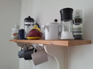 a wooden shelf with food items on it at Ferienwohnung am Auenweg in Milstrich Oßling