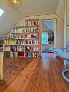 a room with book shelves filled with books at Camembert & Crustacés in Veulettes-sur-Mer