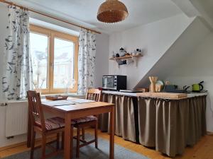 a kitchen with a table with a table cloth at Ferienwohnung am Auenweg in Milstrich Oßling