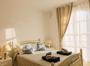 a bedroom with a bed with towels on it at Blue Ark, villa vue mer avec piscine, idéale en famille face à Gibraltar in Manilva